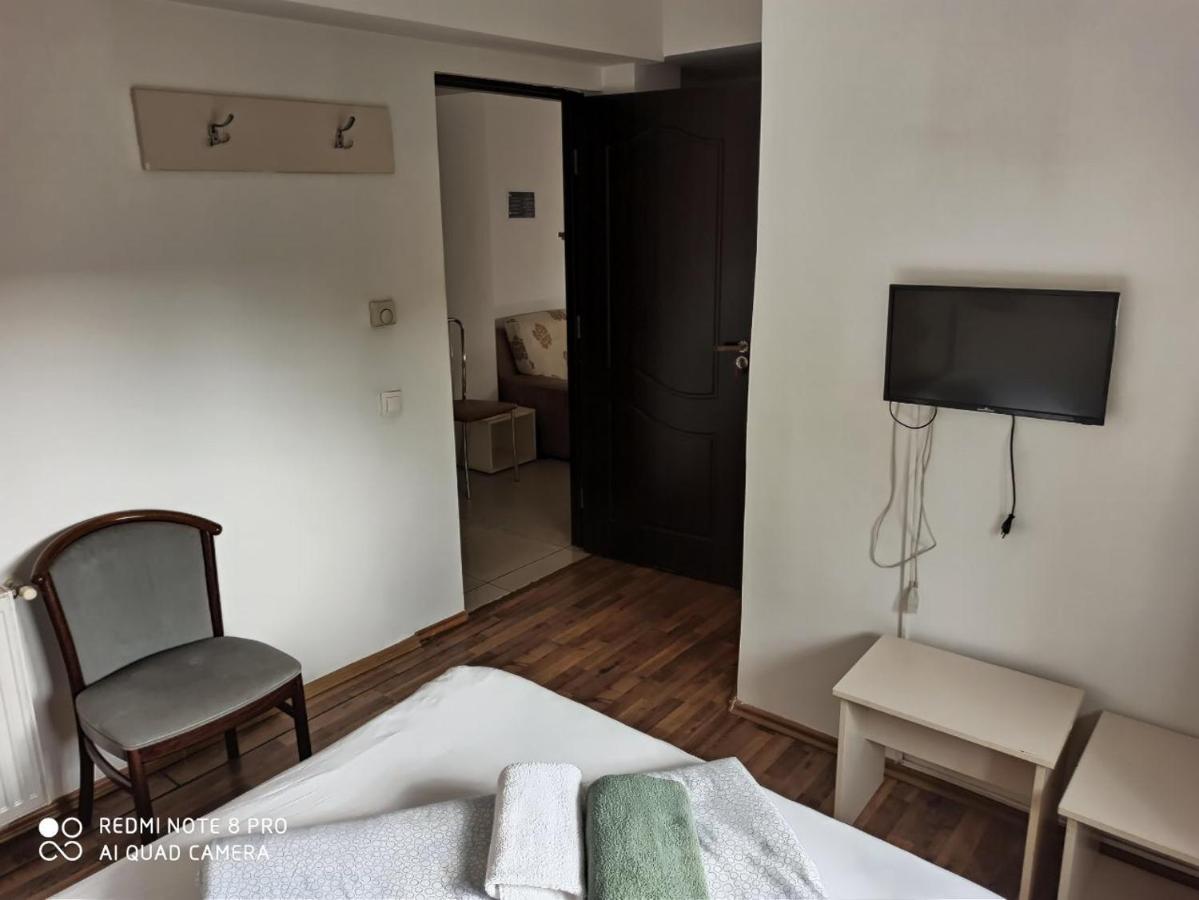 Hôtel Quik à Braşov Extérieur photo