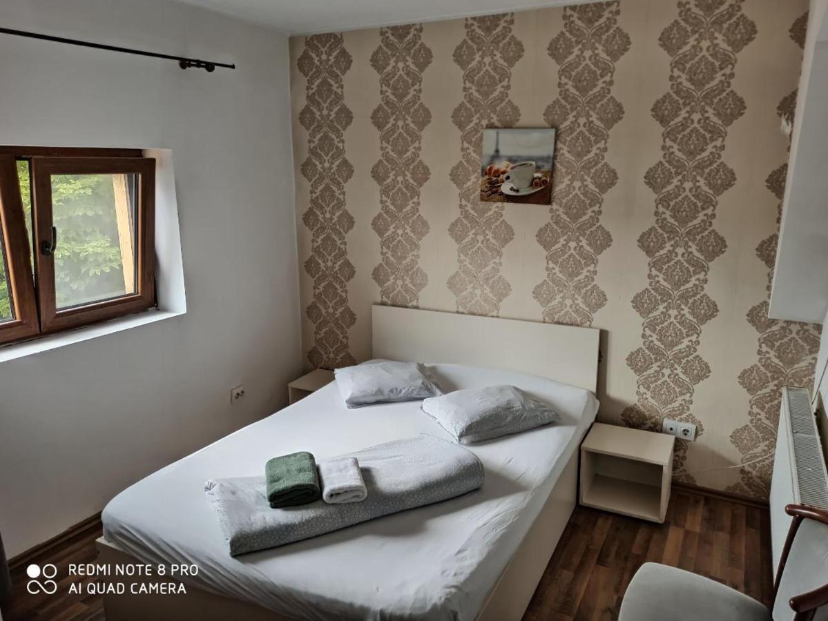 Hôtel Quik à Braşov Extérieur photo